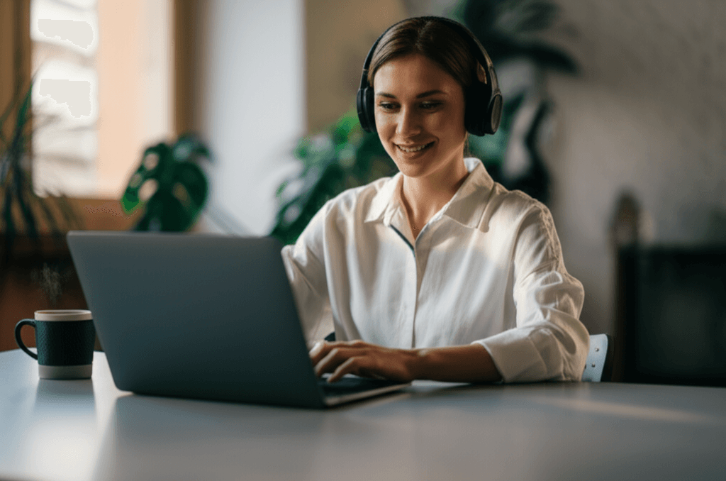 Estudiante motivado aprendiendo desde laptop